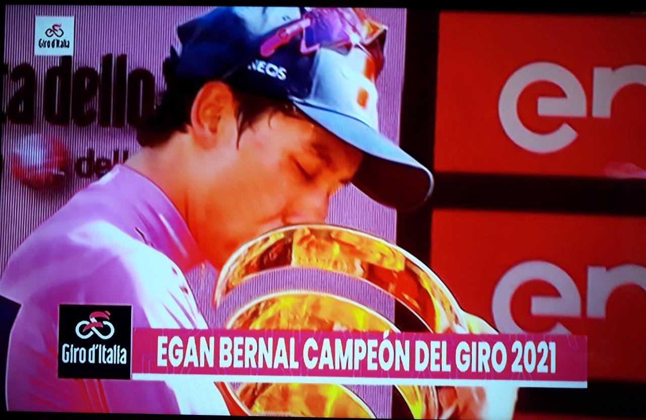 Giro Campeon Clasificacion beso trofeo