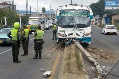 bus-estrellado-contra-poste- 2