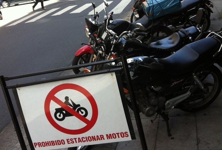 Prohibido estacionar motos